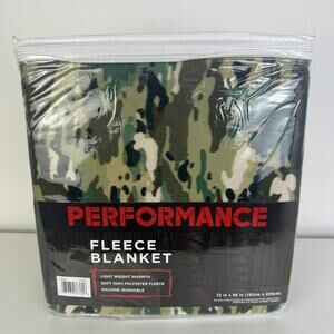NIP Performance 100% Polyester Green Camo Camouflage Fleece Blanket 72" x 90"